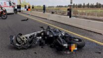 זירת תאונת הדרכים שבהם נהרג רוכב אופנוע, סמוך למחלף לוד (צילום: תיעוד מבצעי מד"א)
