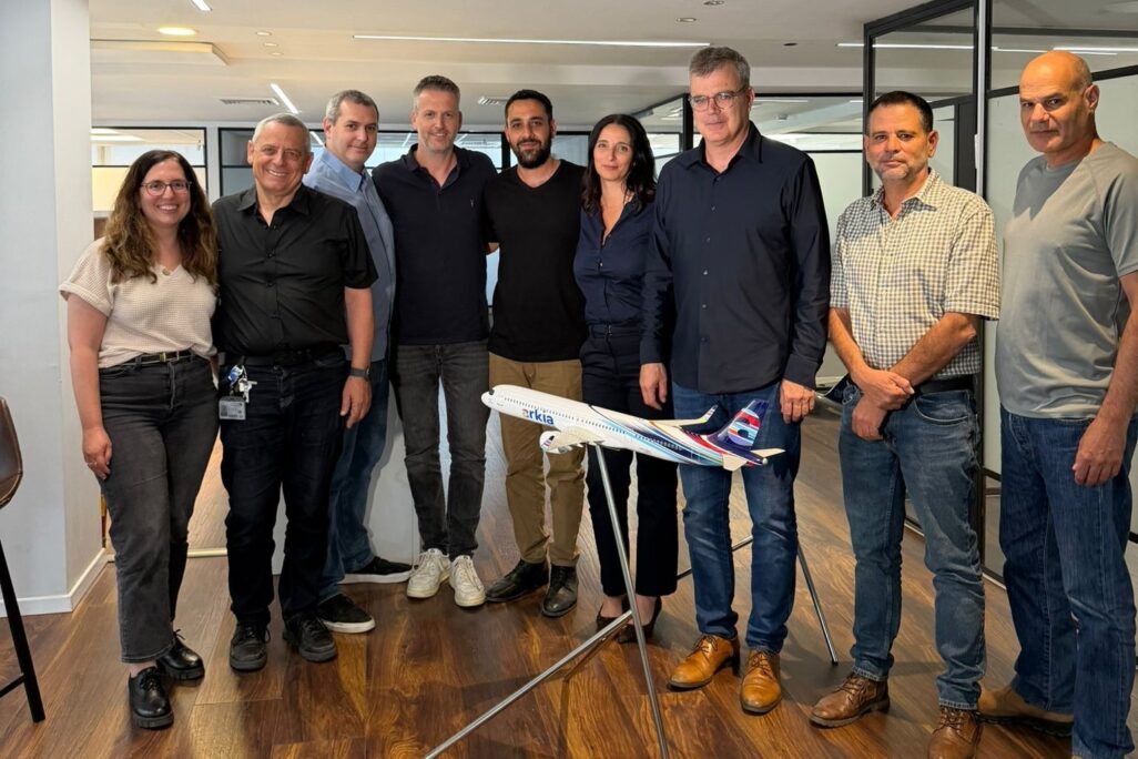 חתימה על הסכם קיבוצי חדש בין ההסתדרות לוועד העובדים והנהלת חברת "ארקיע" (צילום: דוברות ההסתדרות)