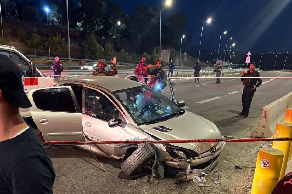 זירת פיגוע הדריסה בצומת הגוש - הרכב הפוגע לאחר נטרול המחבל (צילום: רשתות חברתיות לפי סעיף 27א') זירת פיגוע הדריסה בצומת הגוש - הרכב הפוגע לאחר נטרול המחבל (צילום: רשתות חברתיות לפי סעיף 27א')
