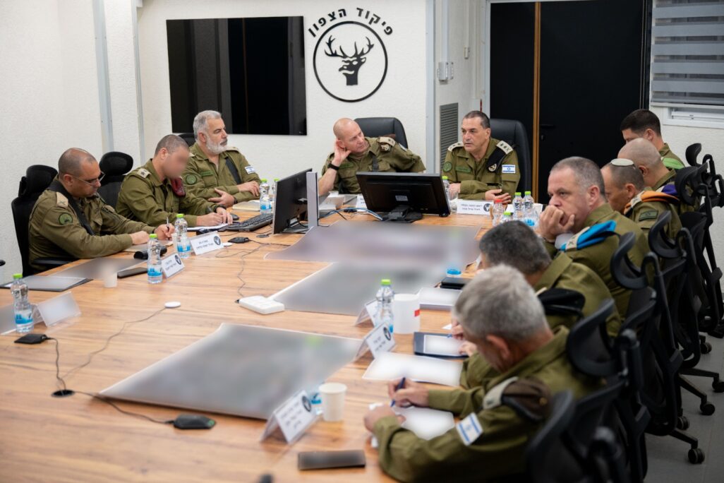 הרמטכ"ל אייל זמיר ומפקד פיקוד הצפון באישור תוכניות למבצע ההשתלטות על הבופור בלבנון (צילום: דובר צה"ל)