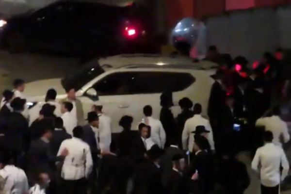 עשרות מתפרעים ליד תחנת המשטרה 'עוז' בירושלים במחאה על מעצר חשוד כעריק (צילום: רשתות חברתיות)