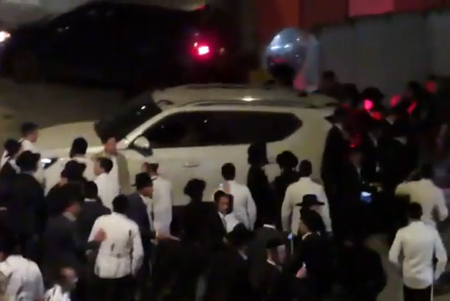 עשרות מתפרעים ליד תחנת המשטרה 'עוז' בירושלים במחאה על מעצר חשוד כעריק (צילום: רשתות חברתיות) עשרות מתפרעים ליד תחנת המשטרה 'עוז' בירושלים במחאה על מעצר חשוד כעריק (צילום: רשתות חברתיות)