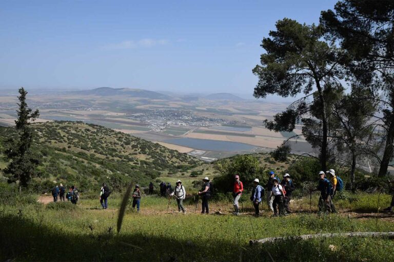 קבוצת מטיילים בשביל ישראל (צילום: מכון אבשלום)