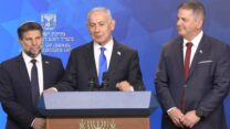 שר החינוך יואב קיש (מימין), ראש הממשלה בנימין נתניהו ושר האוצר בצלאל סמוטריץ' בהכרזה על מתווה בית הספר של החופש הגדול (צילום מסך)