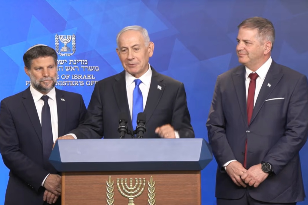 שר החינוך יואב קיש (מימין), ראש הממשלה בנימין נתניהו ושר האוצר בצלאל סמוטריץ' בהכרזה על מתווה בית הספר של החופש הגדול (צילום מסך) שר החינוך יואב קיש (מימין), ראש הממשלה בנימין נתניהו ושר האוצר בצלאל סמוטריץ' בהכרזה על מתווה בית הספר של החופש הגדול (צילום מסך)