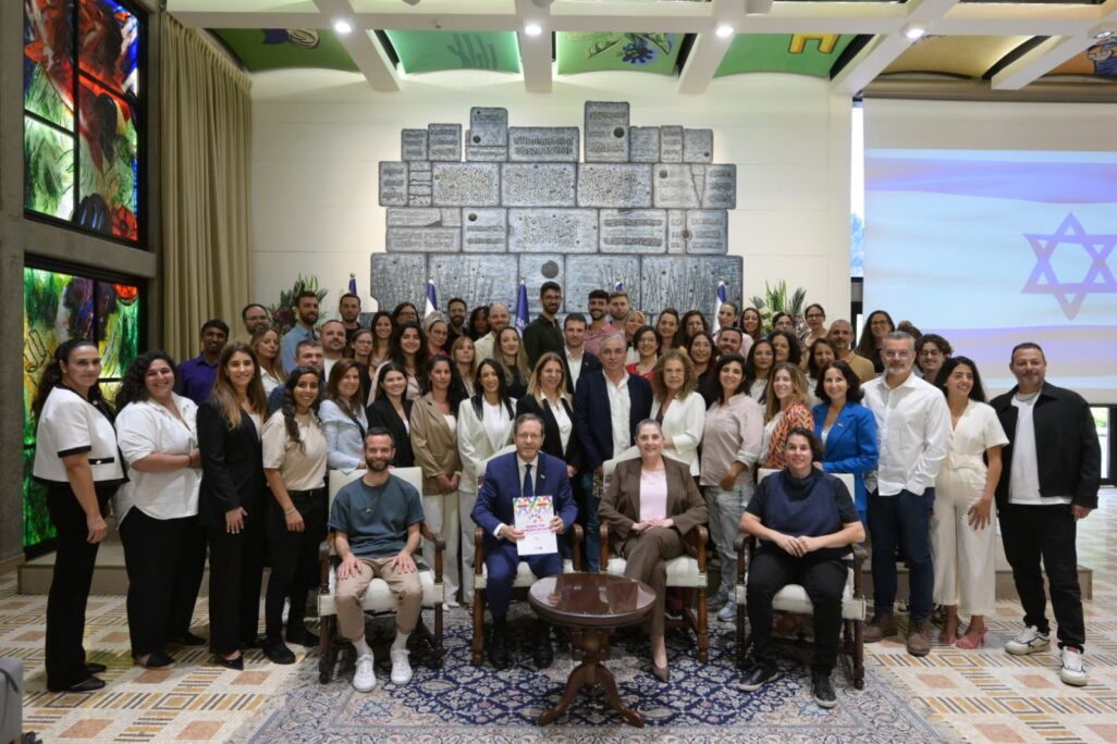 נציגי הארגונים הגאים והרשויות המקומיות בבית הנשיא (צילום: בית הנשיא) נציגי הארגונים הגאים והרשויות המקומיות בבית הנשיא (צילום: בית הנשיא)