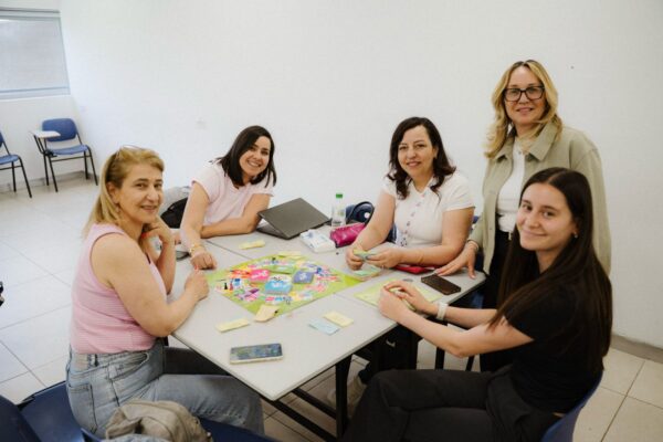מורות מתנסות במשחק הקופסא הלימודי 'הבנק ואני', בהשתלמות הראשונה למורים בישראל במקצוע החינוך הפיננסי, באר שבע (צילום: מכללת קיי)
