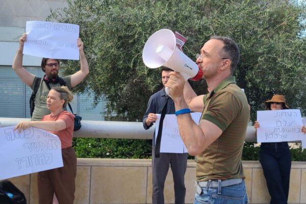 סרגיי סזונוב בהפגנת מתמחים ומדריכים מהשירות הפסיכולוגי (קרדיט: ועד של המתמחים והמדריכים בשירות הפסיכולוגי של אוניברסיטת תל אביב)