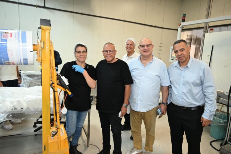 סיור במפעל ניו פארם בקריית שמונה (צילום: דוברות ההסתדרות)