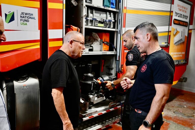 בתחנת מכבי האש קריית שמונה (צילום: דוברות ההסתדרות)