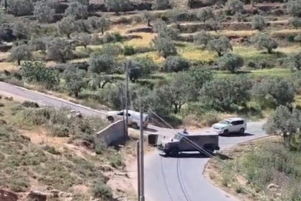 רכב צבאי חוסם את כביש הגישה לג'ילג'ליה בזמן באירוע (צילום: פעילי בקעת הירדן)