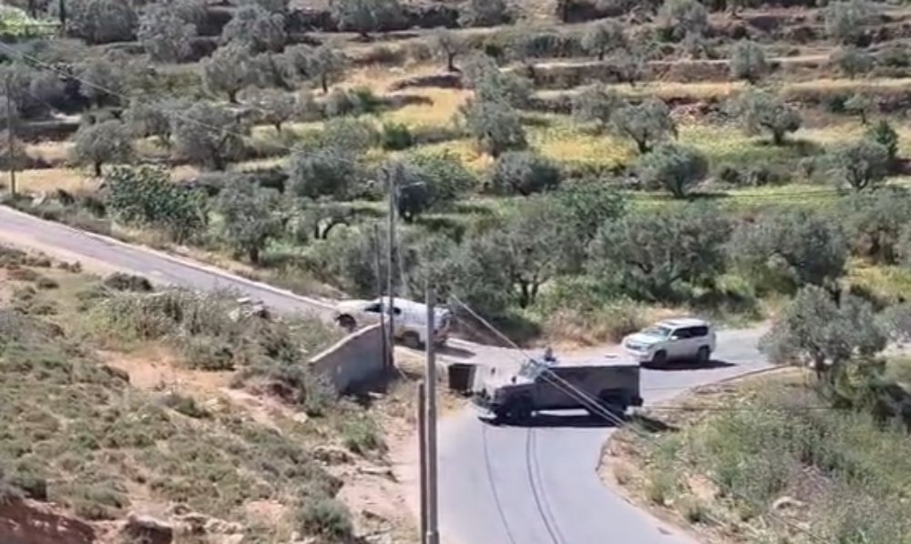 רכב צבאי חוסם את כביש הגישה לג'ילג'ליה בזמן באירוע (צילום: פעילי בקעת הירדן) רכב צבאי חוסם את כביש הגישה לג'ילג'ליה בזמן באירוע (צילום: פעילי בקעת הירדן)