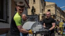מחלצים פריטי אמנות מהמוזיאון הלאומי לאסון צ'רנוביל בקייב, לאחר מתקפה רוסית (צילום: רויטרס)