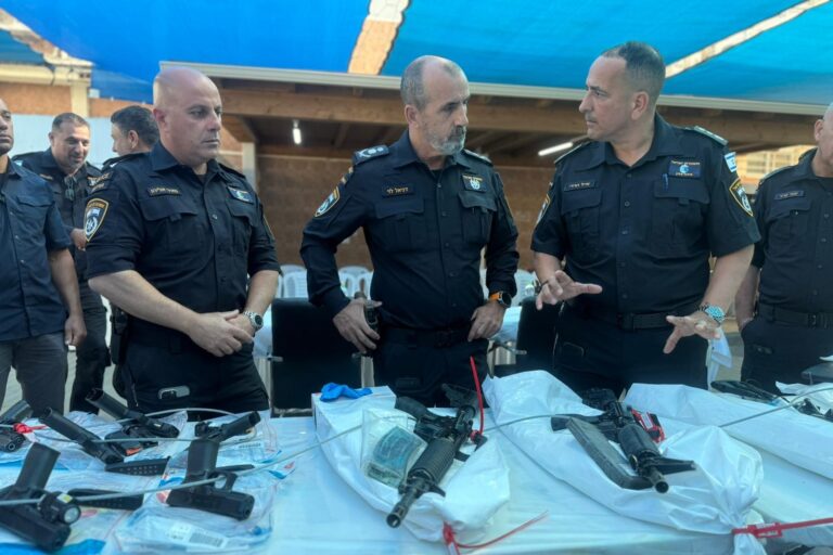 מפכ"ל המשטרה דני לוי לאחר פשיטה ומעצר 38 חשודים, עם כלי הנשק שנתפסו במחוז הצפון בתקופה האחרונה (צילום: דוברות המשטרה)