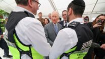 המלך צ'ארלס השלישי מבקר בשכונת גולדרס גרין החרדית בלונדון (צילום: רויטרס)