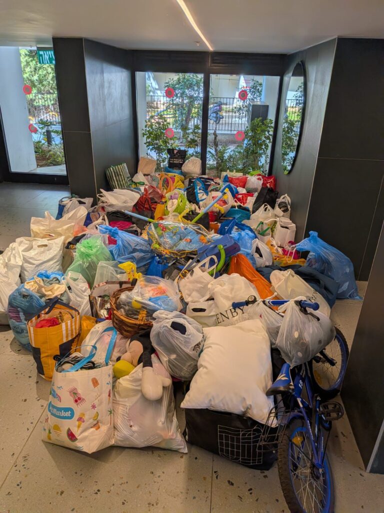ערימת ציוד בחמ"ל. "הרבה אנשים מרגישים צורך לעזור, האומנות היא לקשר" (צילום: אלבום פרטי)
