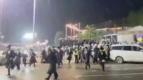 פריצת המחסום המשטרתי בכניסה לאתר קבר הרשב"י במירון (צילום: מרשתות חברתיות, שימוש לפי סעיף 27א לחוק זכויות יוצרים)