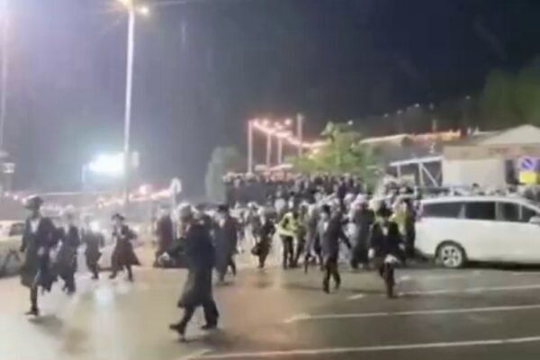 פריצת המחסום המשטרתי בכניסה לאתר קבר הרשב"י במירון (צילום: מרשתות חברתיות, שימוש לפי סעיף 27א לחוק זכויות יוצרים)