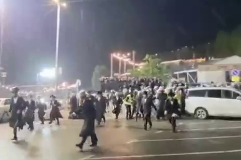 פריצת המחסום המשטרתי בכניסה לאתר קבר הרשב"י במירון (צילום: מרשתות חברתיות, שימוש לפי סעיף 27א לחוק זכויות יוצרים) פריצת המחסום המשטרתי בכניסה לאתר קבר הרשב"י במירון (צילום: מרשתות חברתיות, שימוש לפי סעיף 27א לחוק זכויות יוצרים)