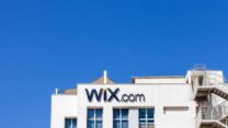 קרדיט: StockStudio Aerials / Shutterstock.com
 יפו, ישראל - 30 בספטמבר 2020: לוגו של Wix על בניין החברה.