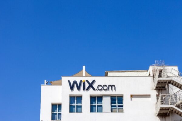 קרדיט: StockStudio Aerials / Shutterstock.com
 יפו, ישראל - 30 בספטמבר 2020: לוגו של Wix על בניין החברה.