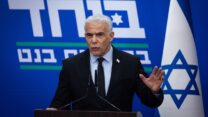 ראש האופוזיציה וראש מפלגת יש עתיד, ח"כ יאיר לפיד, ישיבת סיעה בכנסת בירושלים, ב-25 במאי 2026. צילום: יונתן סינדל/Flash90