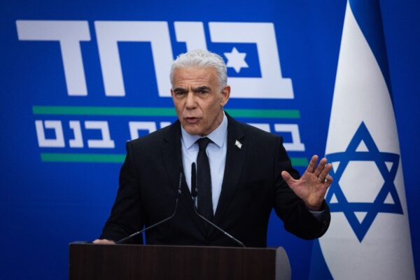 ראש האופוזיציה וראש מפלגת יש עתיד, ח"כ יאיר לפיד, ישיבת סיעה בכנסת בירושלים, ב-25 במאי 2026. צילום: יונתן סינדל/Flash90