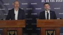 צביקה מור (משמאל) בצהרה לצד בצלאל סמוטריץ' על הצטרפות למפלגת הציונות הדתית (צילום מסך: מפלגת הציונות הדתית)