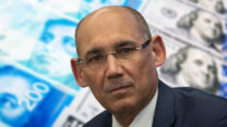נגיד בנק ישראל אמיר ירון, ושטרות שקלים ודולרים (צילום: פלאש 90, shutterstock, גרפיקה: דבר)