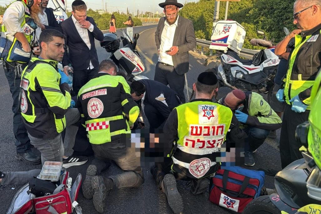 פינוי מפגין בן 93 שנדרס בצומת גהה (צילום: מד"א)