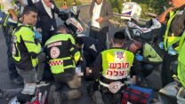 פינוי מפגין בן 93 שנדרס בצומת גהה (צילום: מד"א)