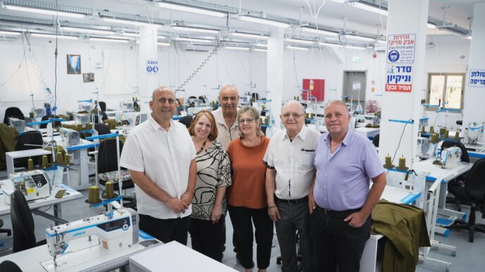נציגי הנהלת חברת "המשקם" ואורחים בטקס חנוכת המתפרה החדשה בכסרא-סמיע (צילום: אודי אלדרוטי)