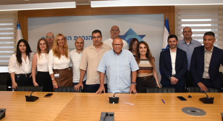 חתימת הסכם קיבוצי לעובדי החטיבה הטכנולוגית במזרחי-טפחות (צילום: יסמין גיל/דוברות ההסתדרות)