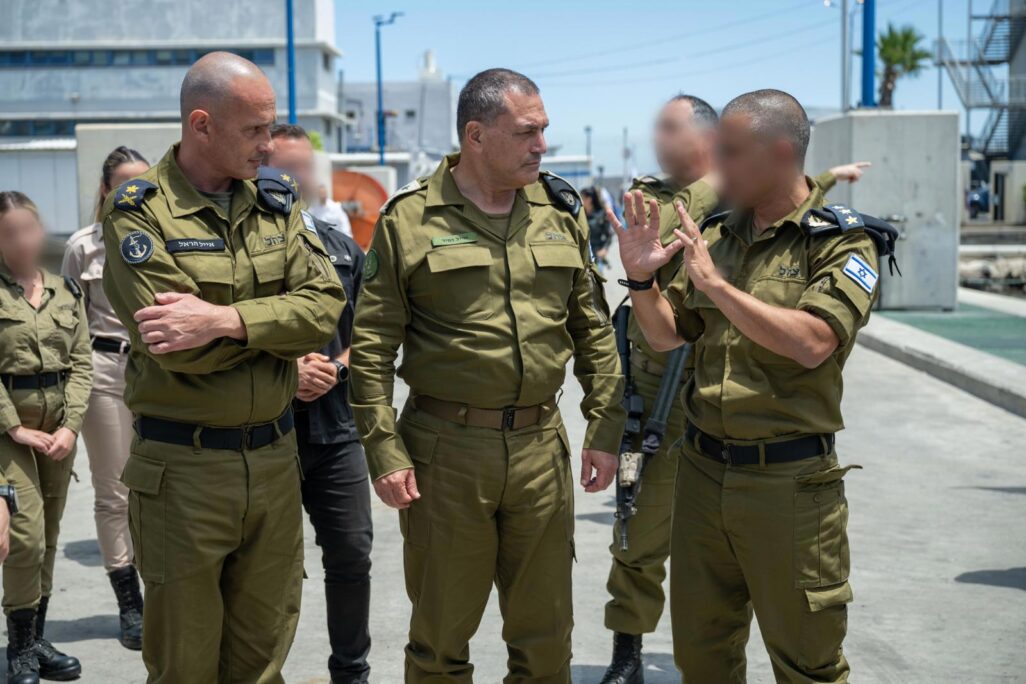 הרמטכ"ל רא"ל אייל זמיר (במרכז) עם מפקד זרוע הים אלוף אייל הראל (משמאל) ובכירים נוספים (צילום: דובר צה"ל)