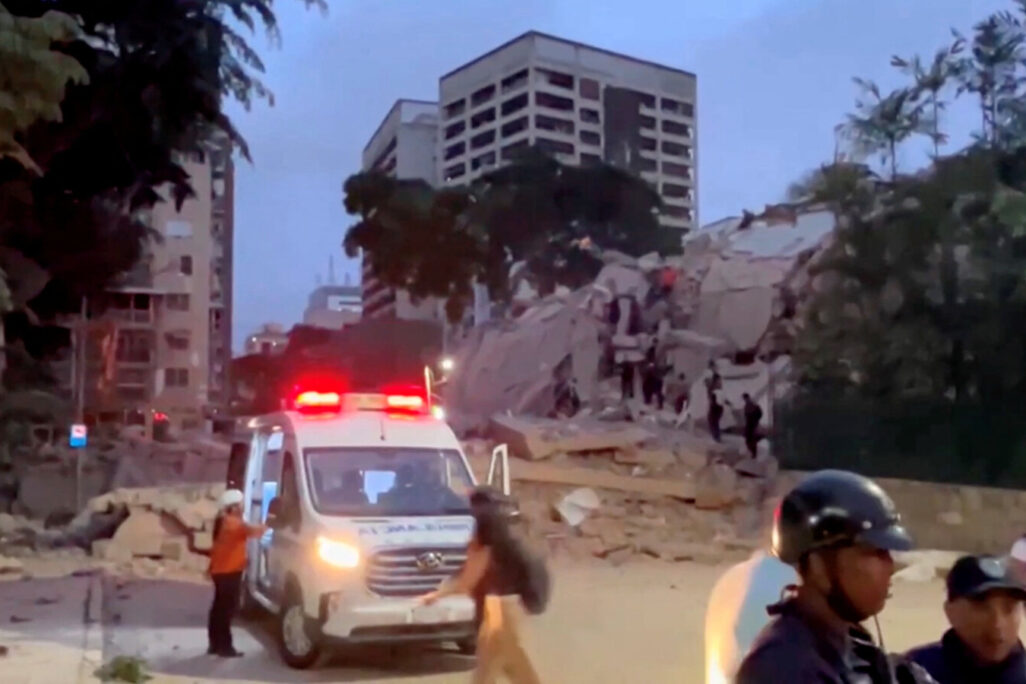 אמבולנס בקראקאס אחרי רעידת אדמה בוונצואלה (צילום: רויטרס)