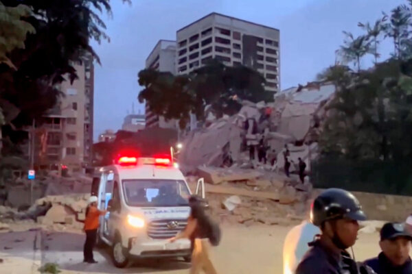 אמבולנס בקראקאס אחרי רעידת אדמה בוונצואלה (צילום: רויטרס)