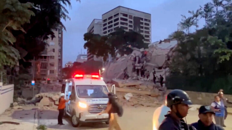 אמבולנס בקראקאס אחרי רעידת אדמה בוונצואלה (צילום: רויטרס)