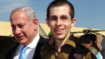 גלעד שליט ובנימין נתניהו לאחר ששליט עבר מעזה לישראל (צילום: פלאש90)