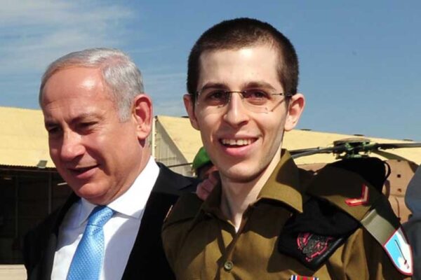 גלעד שליט ובנימין נתניהו לאחר ששליט עבר מעזה לישראל (צילום: פלאש90)
