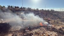 שניים אותרו ללא רוח חיים ליד רכב בוער בנגב (צילום: מד"א)