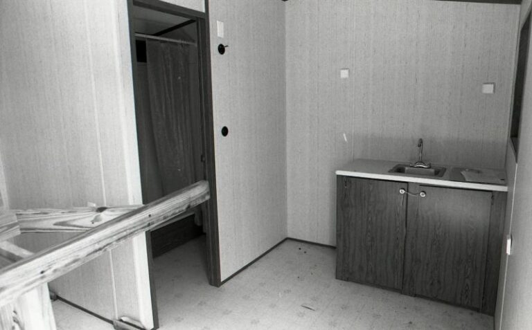 קרוואן בנווה ים מבפנים, 1992. "היו משפחות שקיבלו קרוואן שלם, והיו כאלה שקיבלו חצי קרוואן. אנחנו הצלחנו לקבל חצי לי ולאימא שלי, וחצי סבא וסבתא שלי" (צילום: בועז לניר, ארכיון היודאיקה – ספריית הקולג' של הרווארד)