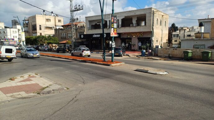 רחוב מרכזי בטייבה, ללא סימוני מעברי חצייה ומדרכות מוסדרות. התושבים זועמים על הפער שבין תחנת הרכבת החדשה להזנחת התשתיות: "מצפים שנמחא כפיים על זה שנתנו לנו כוס מים" (צילום: אמיתי פרץ)