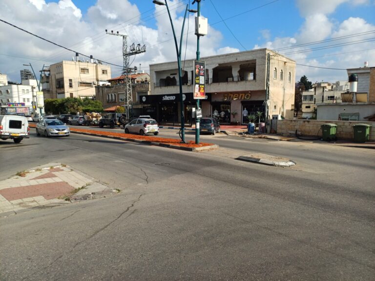 شارع رئيسي في مدينة الطيبة، من دون علامات ممرات مشاة وأرصفة منظمة. السكان غاضبون من الفجوة بين محطة القطار الجديدة وإهمال البنى التحتية : "يتوقعون منا أن نصفق لأنهم أعطونا كأسًا من الماء" (تصوير : أميتاي بيرتس)