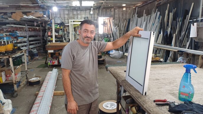 פאריס יחיא בסדנה שלו בקלנסווה. מברך על הרכבת, אך חושש שהכביש העוקף החדש יחנוק את אזור התעשייה: "מה יהיה כשתהיה רכבת וכולם יגיעו עם רכב?" (צילום: אמיתי פרץ)
