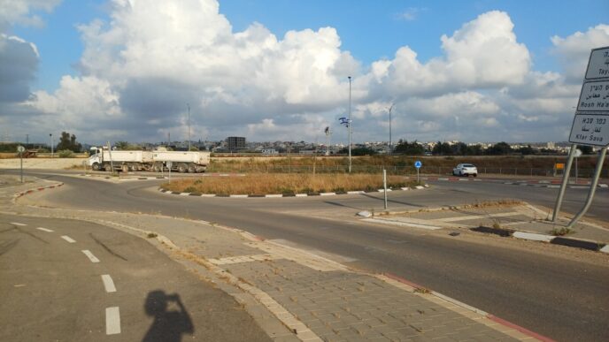 הדרך המובילה לטייבה ולקלנסווה. למרות פתיחת קו הרכבת ההיסטורי, מעריכים באזור כי רוב התושבים עדיין יזדקקו לרכב הפרטי כדי להתנייד ולהגיע לתחנה עצמה (צילום: אמיתי פרץ)