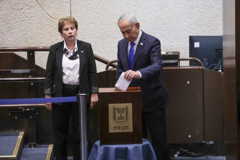 ראש הממשלה בנימין נתניהו מצביע בבחירות למבקר המדינה (צילום: דוברות הכנסת)