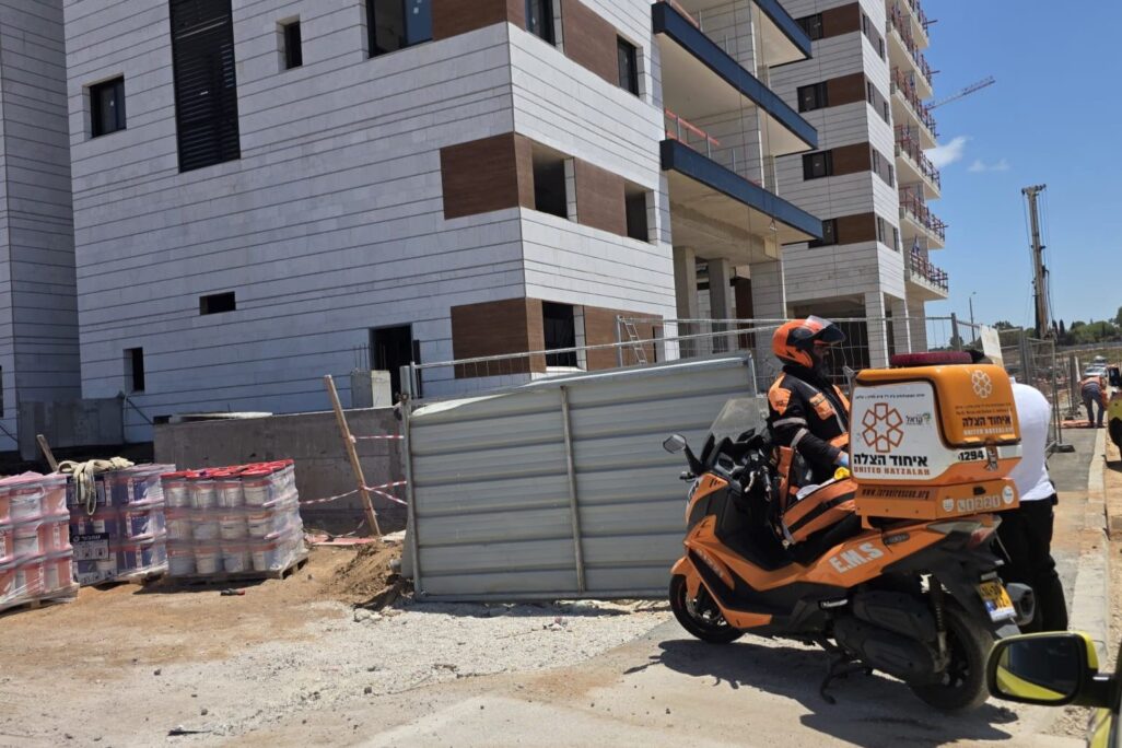 אתר הבנייה ברחוב השקד בנתניה בו נפצע עובד אנושות בנפילה מגובה (צילום: איחוד הצלה) אתר הבנייה ברחוב השקד בנתניה בו נפצע עובד אנושות בנפילה מגובה (צילום: איחוד הצלה)