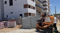 אתר הבנייה ברחוב השקד בנתניה בו נפצע עובד אנושות בנפילה מגובה (צילום: איחוד הצלה)