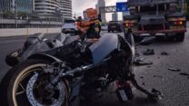 זירת התאונה בה נהרג רוכב אופנוע סמוך למחלף השלום (צילום: איחוד הצלה)