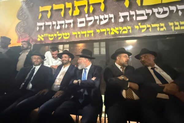 חברי הכנסת של ש"ס בעצרת נגד גיוס בבני ברק (צילום: לפי סעיף 27א לחוק זכויות יוצרים)